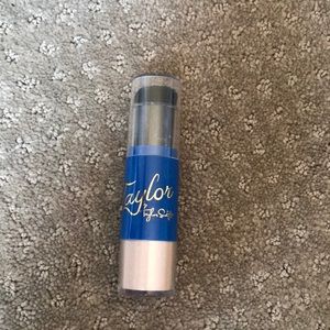 Taylor Swift scented body powder brush